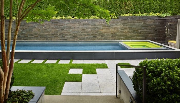 Tüm geometrik formlarda su dolu bir yüzme havuzu - bahçe tasarım örnekleri