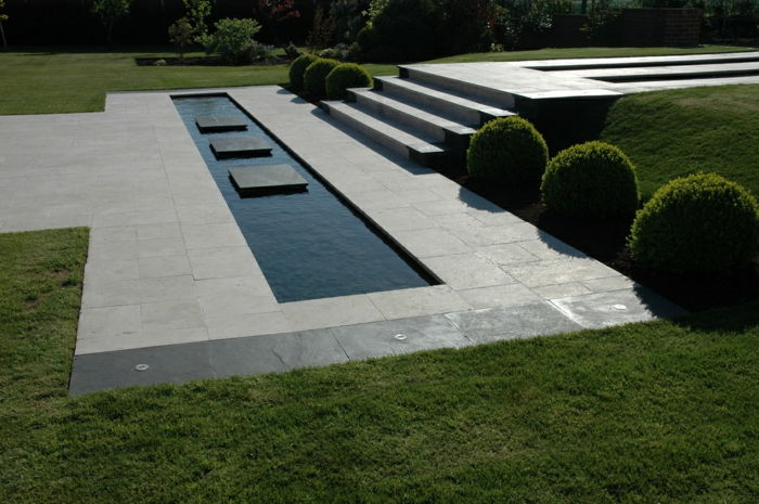 Ortada üç çinili su seviyesi, İngiliz çimi - bahçe tasarım örnekleri