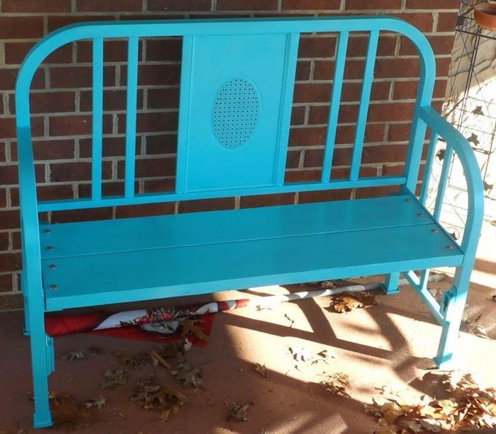 malá modrá záhradná lavica kov zo starej postele - terénne úpravy - záhradný nábytok build yourself