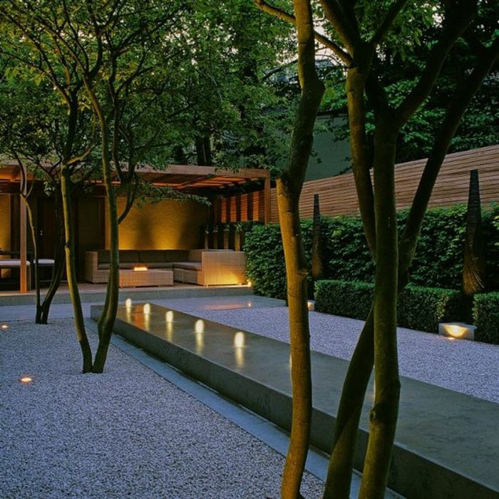 Satır alacakaranlıkta bahçede ışık düzenlenmiş - Bahçe tasarım örnekleri