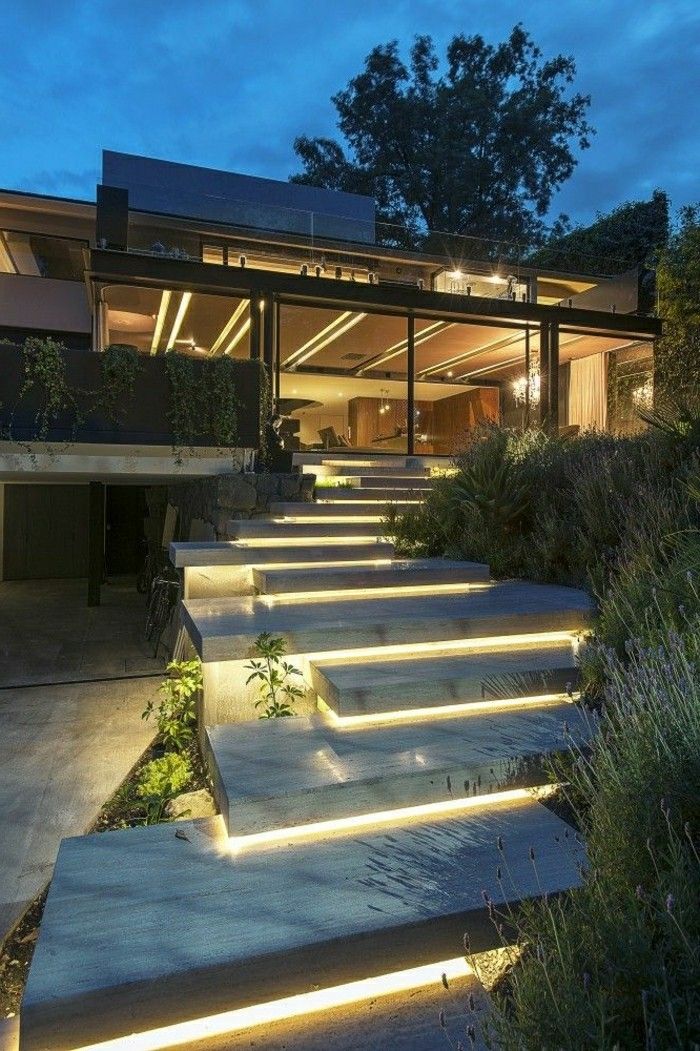 design modern-cu-gradina din spatele iluminat