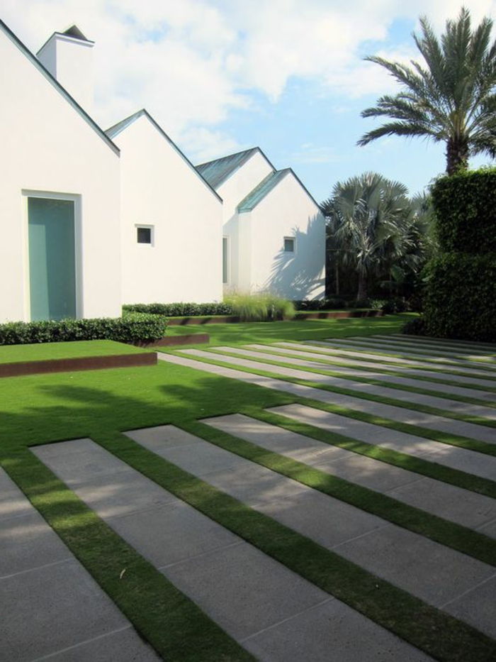 Geometrik biçimli çim ile minimalist modern ön bahçe