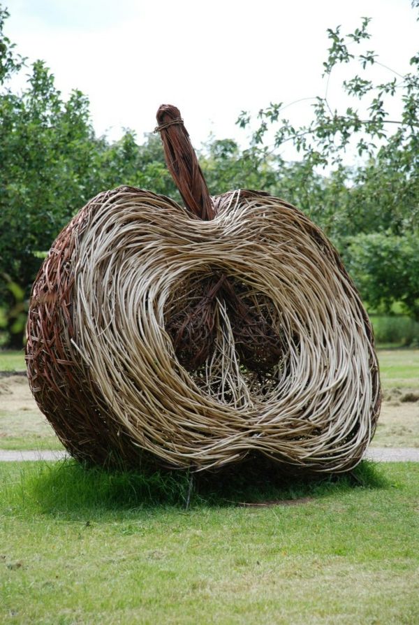 Modernus-sodo skulptūros obuolių