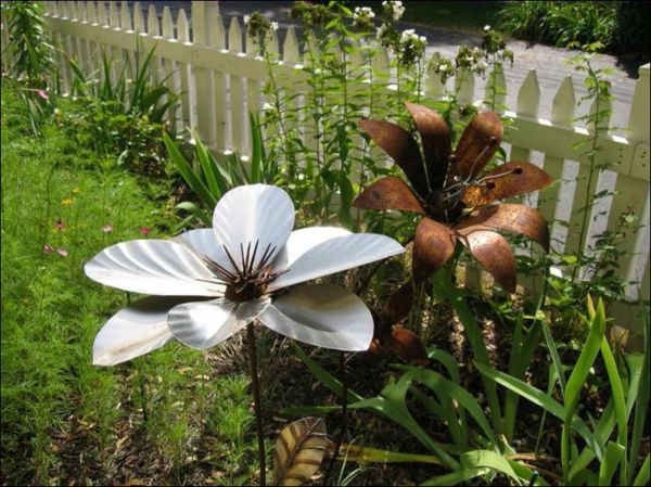 Modernus-sodo skulptūros Gėlės