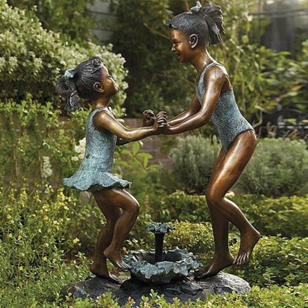Modernus-sodo skulptūros-mergina-šokių