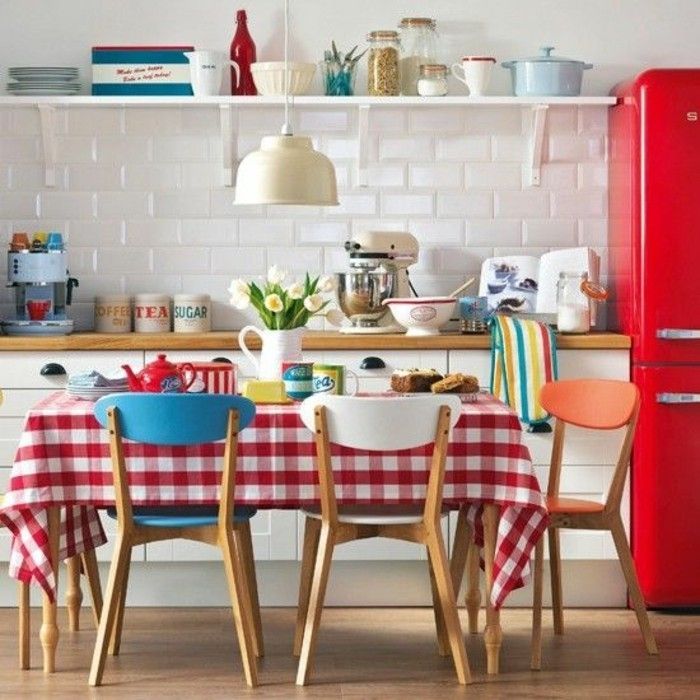 modernus-jaukus-virtuvė-languota-staltiesė-stalo papuošimas idėjos-in-raudona