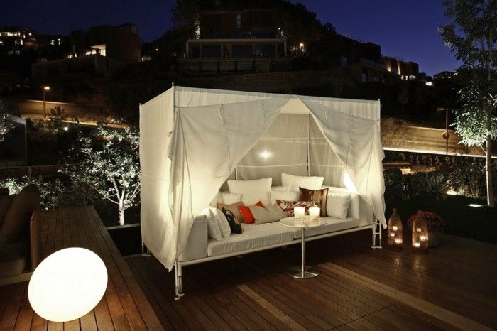 Moderna hem-mycket-stor terrass-med-en-unikalen säng modell