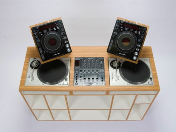 Modernus DJ stalai 30 puikių pavyzdžių!