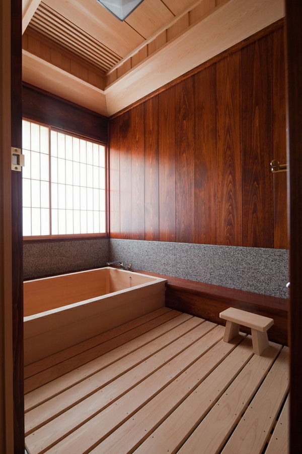 Modernus-japonų vonia