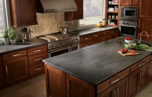 Moderni virtuvė-stalviršiai pagaminti iš natūralaus akmens už virtuvės stalčiai iš medžio