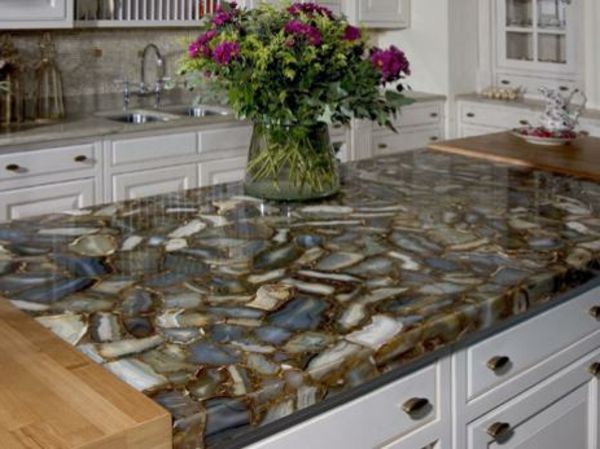 moderni virtuvė-dizainas-stalviršis pagamintas iš natūralaus akmens už virtuvę - daug gražių gėlių