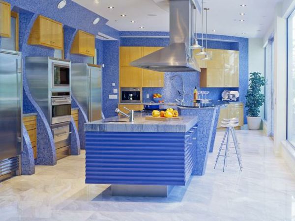 modra in svetlo rjava barva za kuhinjo