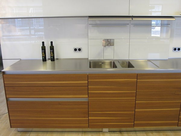 design moderno da cozinha - armários brancos e armários de madeira