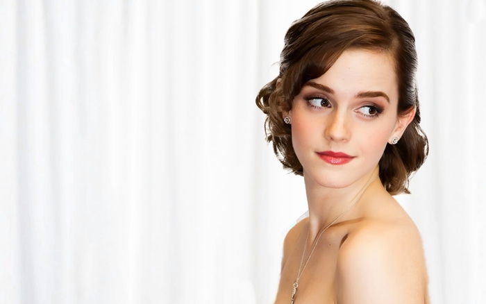 Emma Watson, skvelý krátky účes s kučeravými vlasmi, gaštanové vlasy, dlhý strih