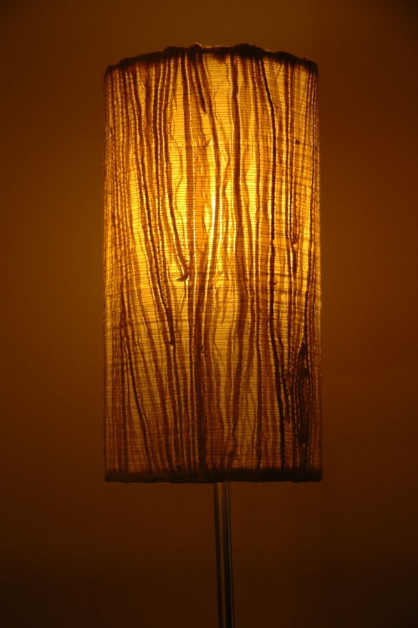 Nowoczesna lampa w papierowym tle w kolorze brązowym