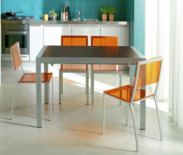 moderné oranžové priehľadné stoličky okolo jedálneho stola