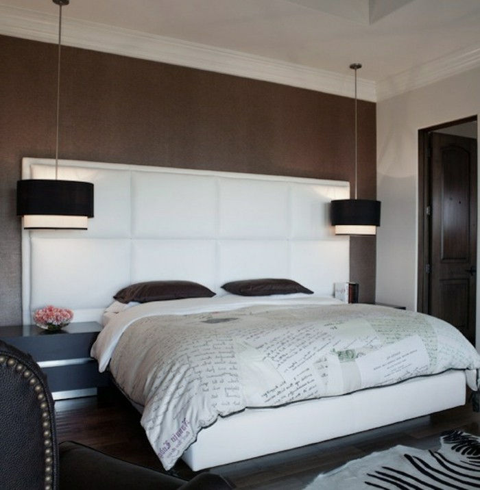 Moderna vackra hängande ljus-in-chic sovrum-med-nice-bäddsrum
