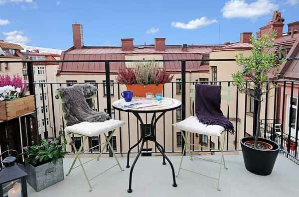 moderne terrasse med håndklær og fargerike planter