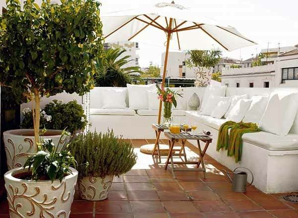 Terrasse design med en hvit sofa