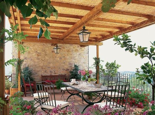 Balkonontwerp met groene planten en een houten plafond