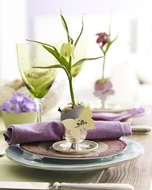 stalo dekoravimas su porcelianiniu gėlių servetėliu violetiniu