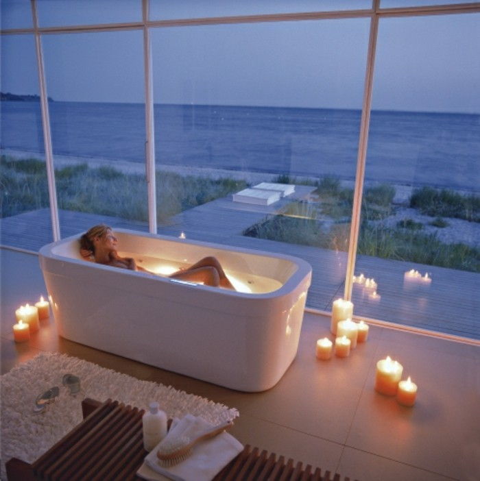 nowoczesne łazienki sen-make-romantic-świece-biało-wanna-unikaler-view