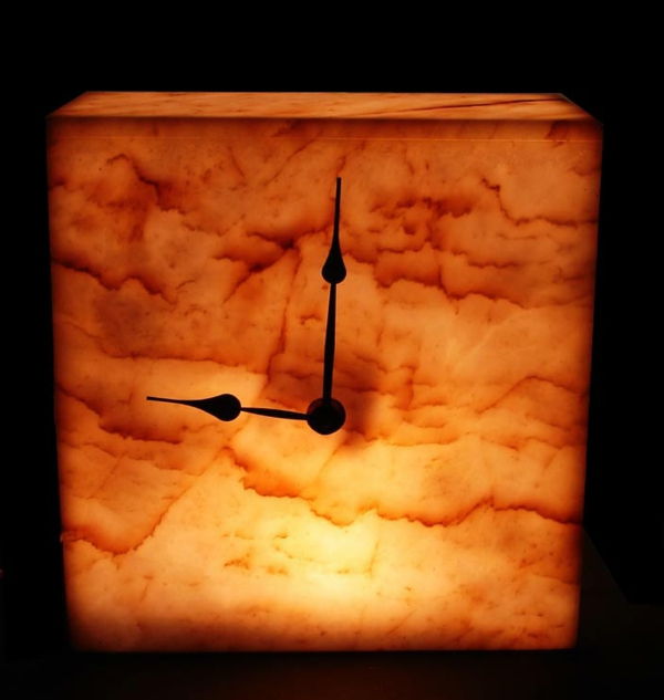 Šiuolaikinės sienos laikrodžių lempos - labai įdomus išvaizda