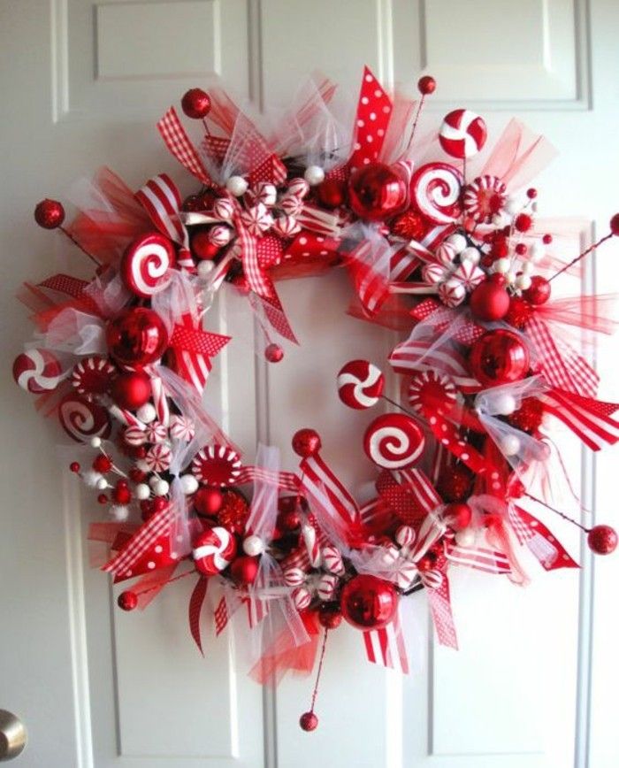 moderné vianočné ozdoby biele dvere candy-grind-červeno-weihnachtskugeln