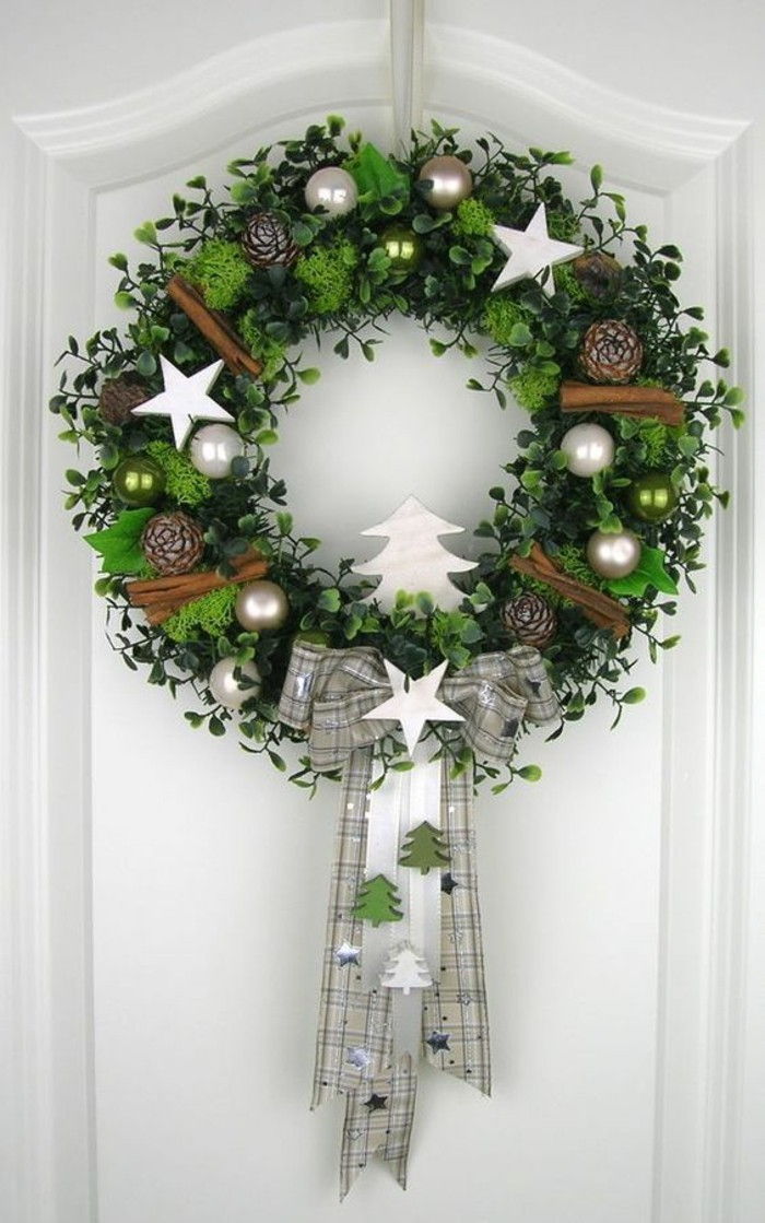 Moderné-vianočné ozdoby-bielo-door-weihnachtskugeln-škorica-loop-bielo-hviezdy