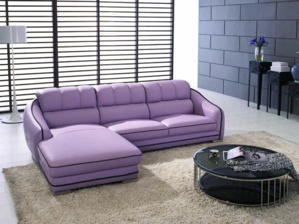 moderni namų interjero idėja-violetinė-sofa-įdomi pertvara