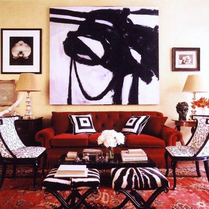 moderne leilighet-ekstravagante svart-hvitt veggmaleri røde sofaen