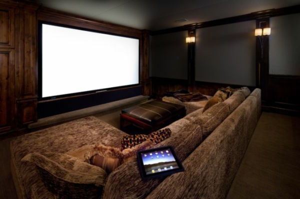 Apartament modern cu ecran mare de home cinema