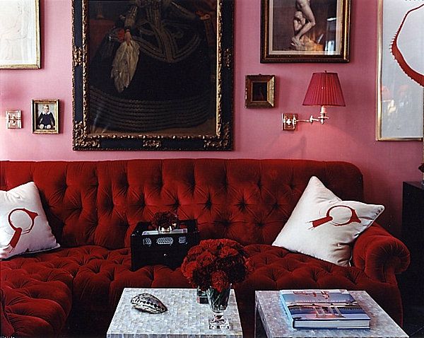 Šiuolaikinės kambario idėjos, skirtos pragyvenimui, įdomios-nuotraukos ant rožinės sienos