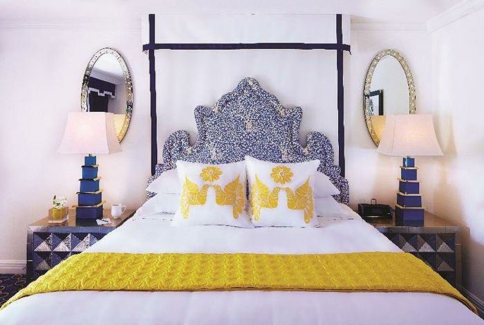 Modern-dormitor-in-zimmerfarbe- pulbere de culoare albastru-alb-galben