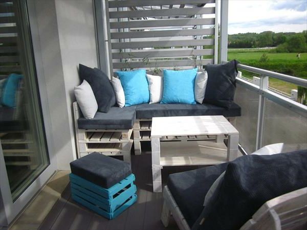 modern balcon cu colț de scaun și perne