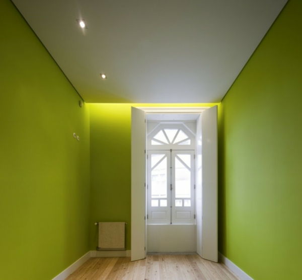 Moderni hodnik s stenskim barvnim zelenim tonskim stenskim dekorjem v zeleni barvi