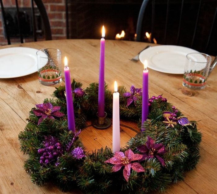 modernus-Adventskranz-gražūs-violetinės žvakės