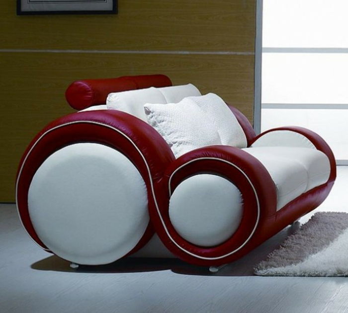 Sodobna usnje stol-v-rdeče-belo-plueschteppich-lesena tla-holzwand-ugodno, oblikovalec pohištva
