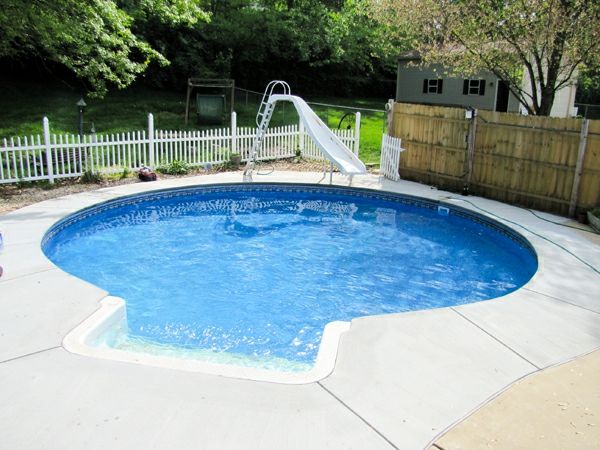 moderný bazén so zaujímavým tvarom vedľa neho je snímka