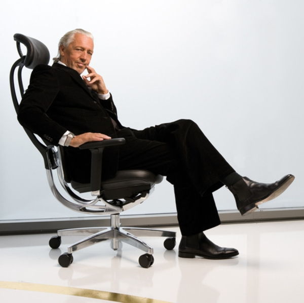 šiuolaikiškas, nestabilus biuro kėdė, sėdintis vyras