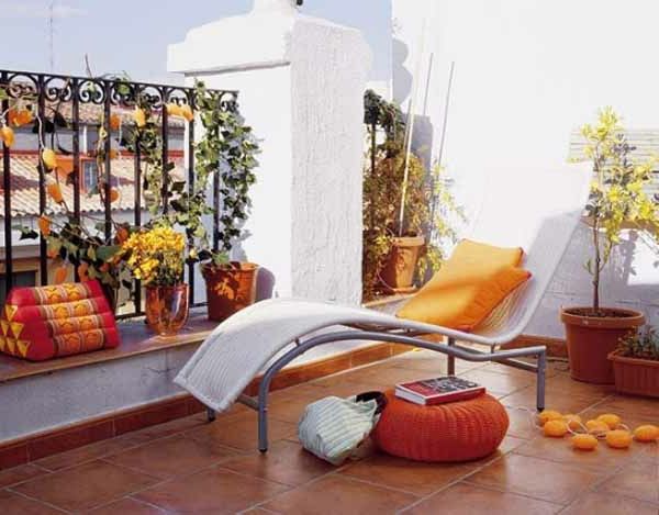 modern terras met een extravagante lounge stoel en elementen in oranje