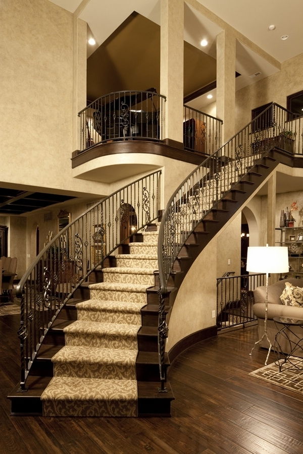 moderni laiptai su kilimu - aukštos lubos