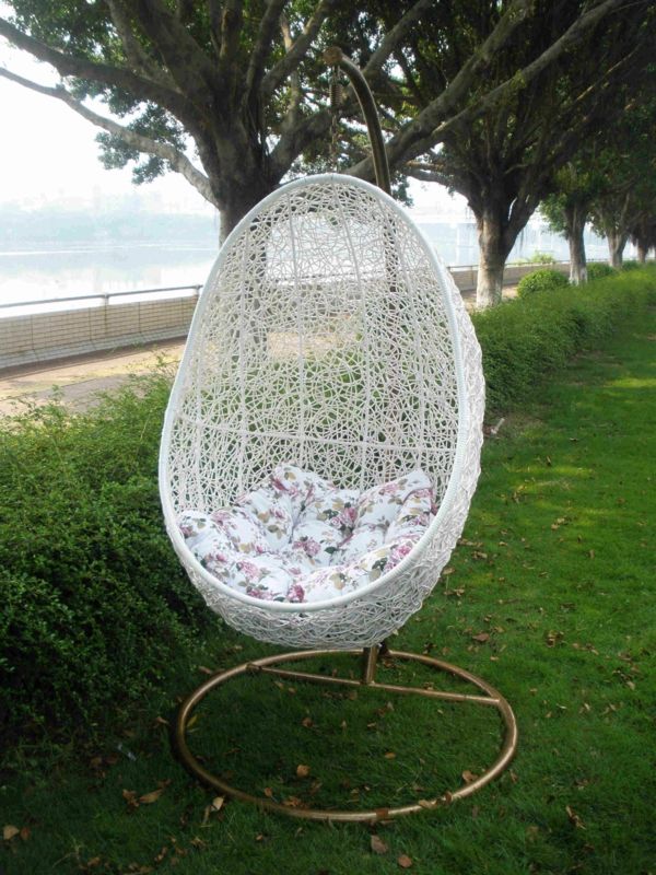 modern-wit-fauteuil hang-out-rotan-on-the-grass