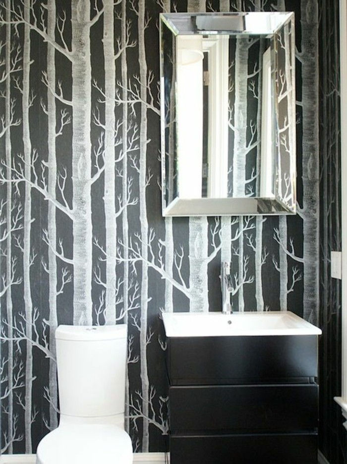 Moderná kúpeľňa interiér minimalistický setup-čierno-biela tapeta vzor breza