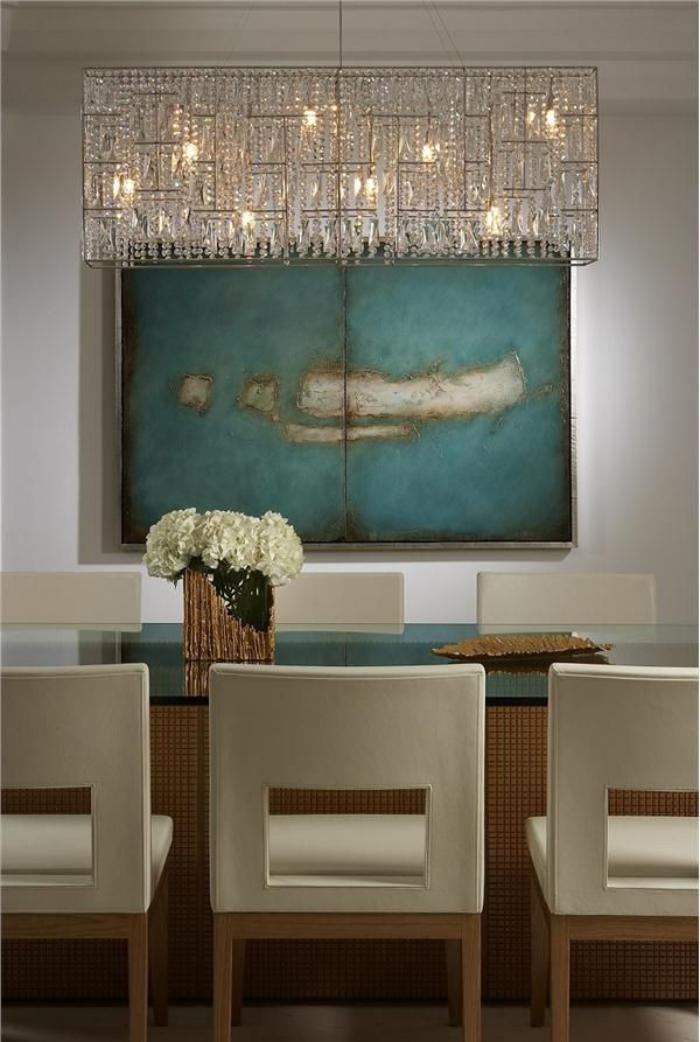 Moderné jedáleň interiéru malebnej nástenné-in-tyrkysovej farby veľký krištáľový luster