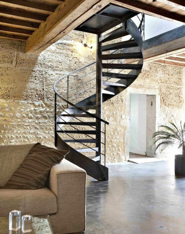 moderne-casa-cu-o spirală-scară-de metal