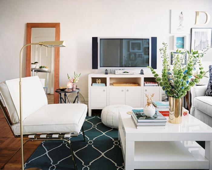 moderne interiør og hvite møbler hvit salongbord