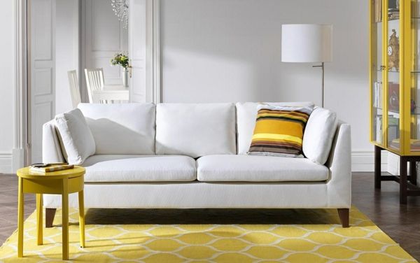 moderno-dnevna soba-z-preprogo-v-rumeno-belo zofo