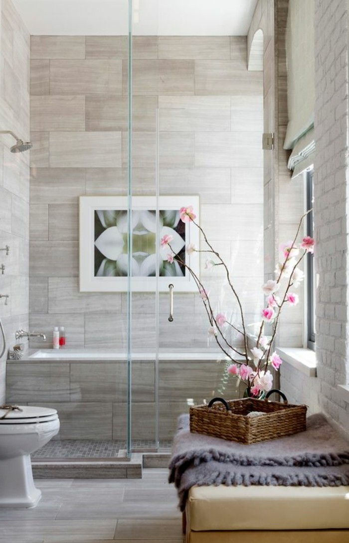 šiuolaikinės vonios kambarys-in-ryškiai spalvos stiklo sienelės dušo modelį