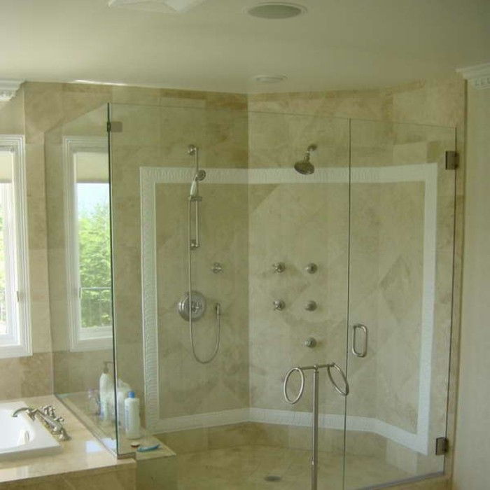 moderna casa de banho-pé-no chuveiro em vidro